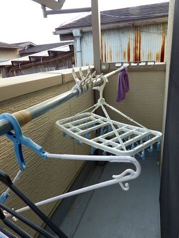 「ベランダ」■屋根付きで洗濯物を干したまま出かけても、多少の雨から守ってくれます！