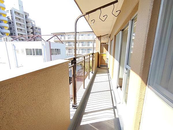 2洋室と和室にまたがる、広いバルコニー！