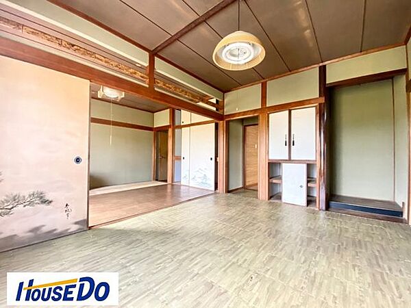 昔ながらの床の間のある6帖の和室です。視覚だけでなくイグサの香りが鼻をとおり心を和ませてくれます。 また、畳のイグサには調湿効果があり、空気中の水分を吸入・放出して部屋の湿度を調整してくれます。