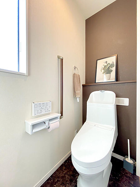 清潔感とデザイン性を両立した、居心地の良いトイレ空間。手洗い器を独立させた仕様で、ゲストにも気持ちよく使っていただけます。お気に入りのアートを飾って、自分らしい空間作りを楽しめる場所です。