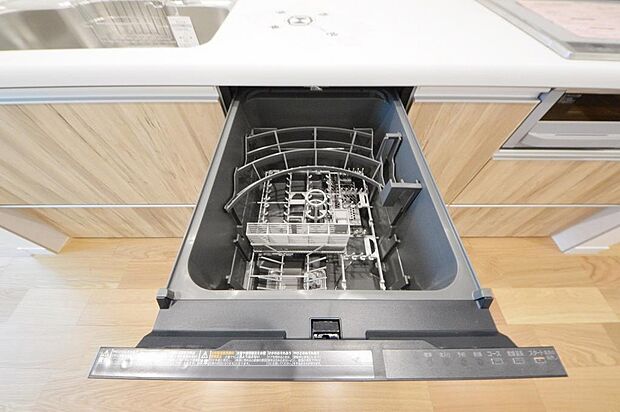 4〜5人分の食器洗浄乾燥機☆庫内に搭載されたラックは、食器を置く位置が分かりやすい仕様になっているので、迷わずにセットできます。開閉は手前に開けるスライド式の為、食器の出し入れがスムーズに行えます。