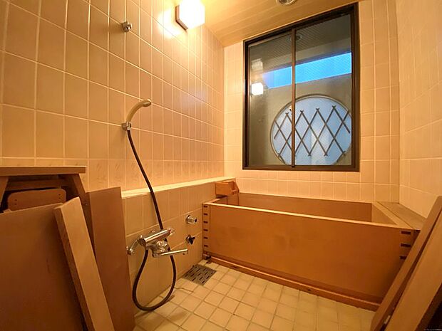 【浴室】戸別温泉引込可の浴室です。分譲当時のままですのでリフォームをご提案します。