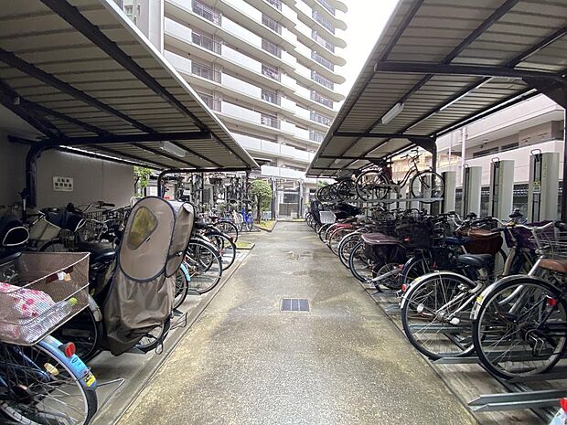 【駐輪場】屋根つきの駐輪場で雨の日にも利用しやすいですね。大切な自転車が雨にあたる心配もございません。空き状況や月額利用料については確認が必要ですので、ご利用の際にはお問い合わせください。