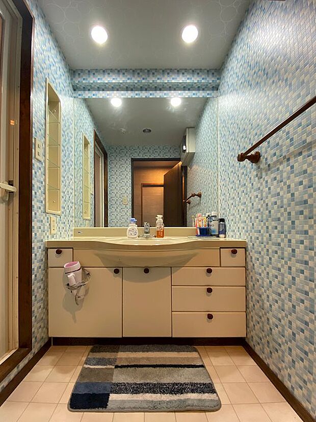 洗面室で脱衣所も床・壁・水栓金具等、交換済み。清潔感のある空間に仕上げられました。