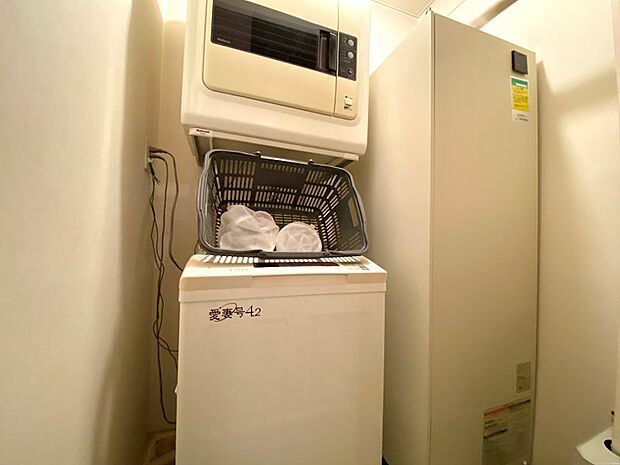 【洗濯機置場】電気温水器もこちらに設置されています。