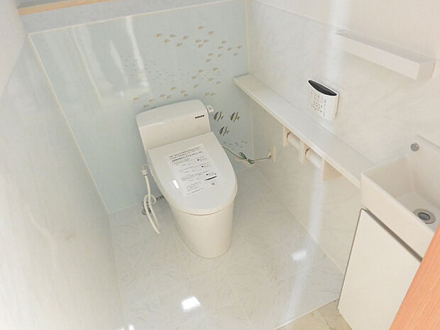 【施工例/トイレ】ホワイトを基調とした、明るくフレッシュな印象のトイレ。専用手洗い器付きのため、小さなお子様でも手洗いの習慣が自然と身に付きそうです。