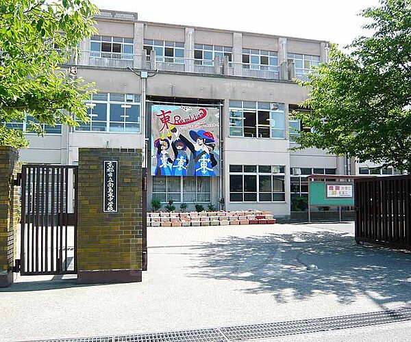画像30:向島東中学校まで236m 活気のある中学校です。