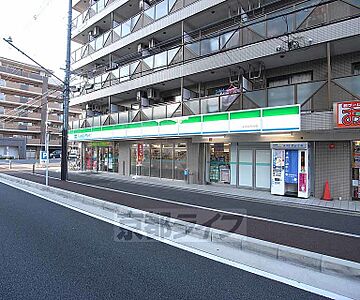 周辺：ファミリーマート深草竜大前店まで140m 龍大すぐそばです。