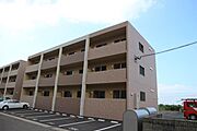 子供の国駅より徒歩8分 築8年3ヶ月 3階建の賃貸物件