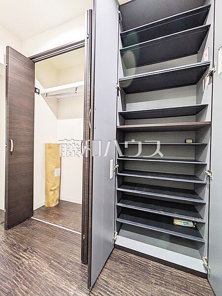 ≪収納≫各部屋収納に加え、廊下などに多数収納があるため整理整頓に役立ちます。　【府中サンライズヒル】