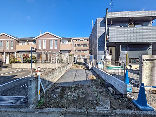 2号地　現地写真　【東大和市仲原3丁目】 前面道路幅員は約5.9mなので、運転が少し苦手な方でも運転・駐車がしやすそうですね！