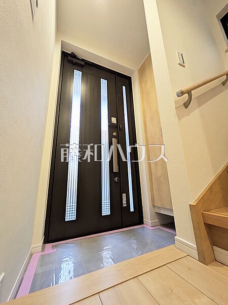 ≪玄関≫ 自然光を取り入れ明るい空間になるよう設計された玄関です。 　【世田谷区上祖師谷2丁目】