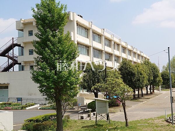 多摩市立貝取小学校 (970m)