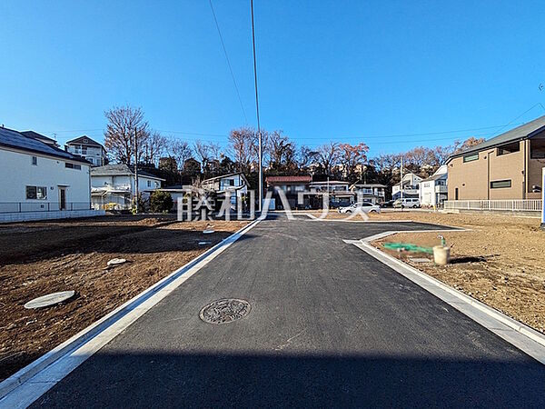 接道状況および現場風景　【日野市東豊田1丁目】 我が家に合った暮らしを追及できるフリープランの建築条件付き土地で、夢のマイホームを建築してみませんか？