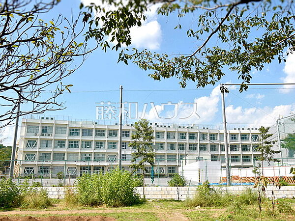 日野市立豊田小学校 (640m)