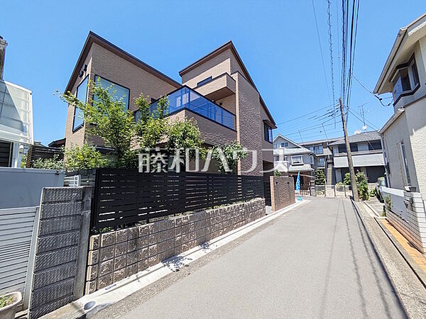 接道状況および現場風景　【武蔵野市吉祥寺東町1丁目】豊かな緑・澄んだ青い空は、表情豊かに四季折々の景観を楽しませてくれることでしょう。この場所から新しい家族の時間を紡いでくれます。