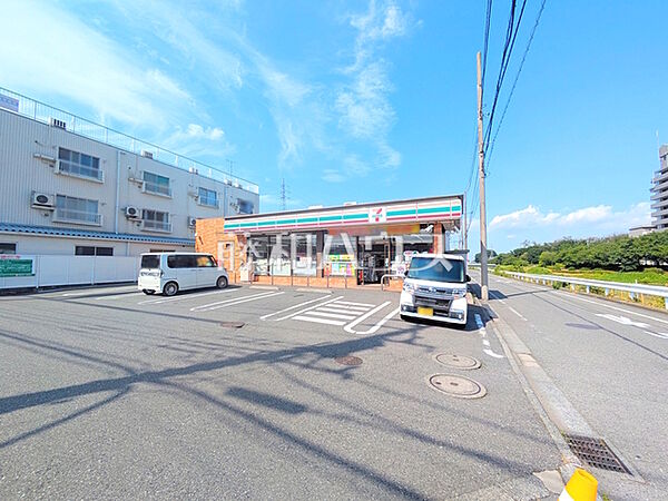 セブンイレブン 八王子堀之内店 (220m)