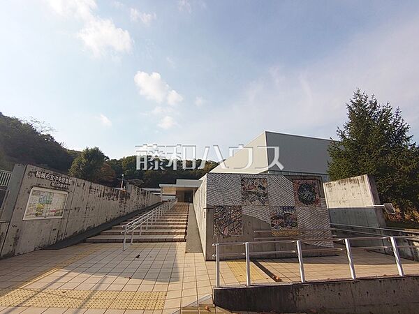 稲城市立中央図書館 (940m)