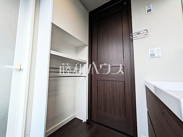 ≪洗面室≫ 洗面室にはバスタオルや洗面具などをきれいに整理できる便利な棚を設置しました。 　【調布市布田5丁目】