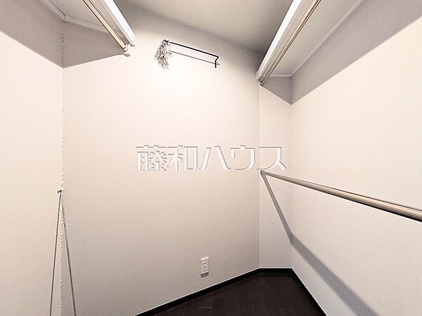 ≪ウォークインクローゼット≫収納力豊富なウォークインクローゼットで、バッグや小物類も片付きます【調布市布田5丁目】