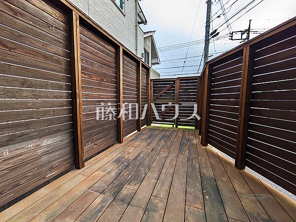 ≪ウッドデッキ≫ 広々としたウッドデッキ子ども達の遊び場としても最適です 　【調布市布田5丁目】