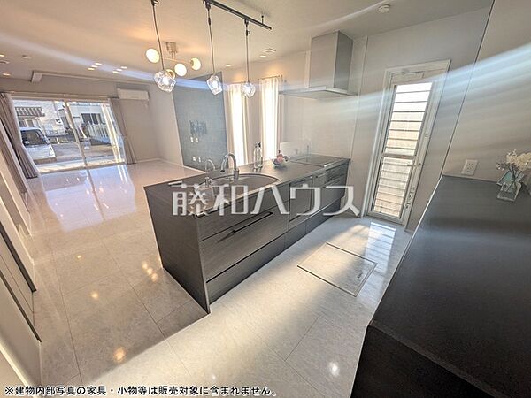 キッチン　【日野市東豊田1丁目】キッチンから見渡せるリビングダイニングで、お料理中も会話が弾みます