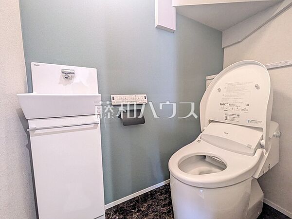 トイレ　【日野市東豊田1丁目】温水洗浄機能付きトイレで清潔にご使用いただけます。