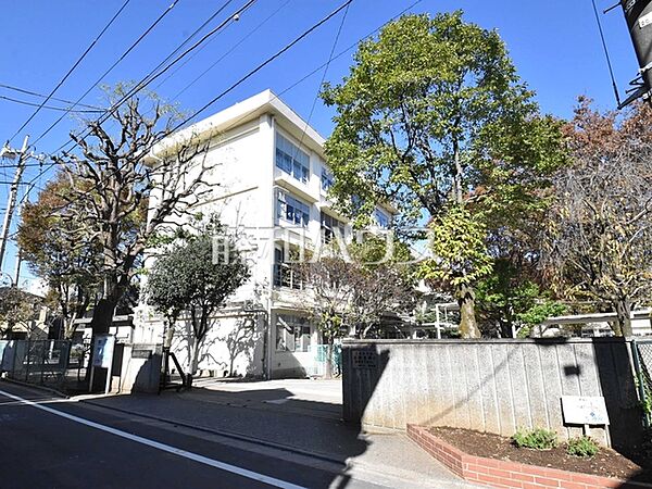 練馬区立仲町小学校 (230m)