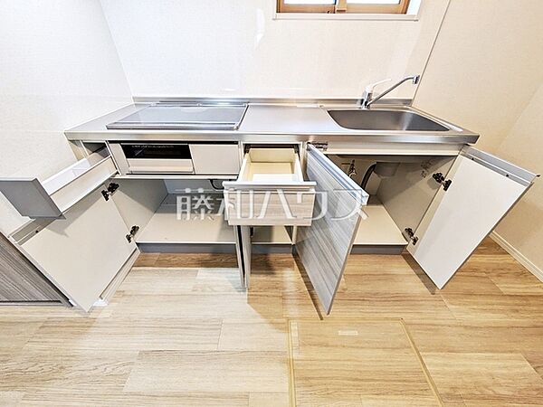 1F　キッチン　【日野市万願寺2丁目】大きな鍋類から小物類まで、さらに包丁や調味料まで収まる大容量のキッチン収納