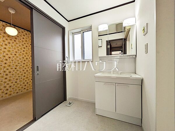 2F　洗面室　【日野市万願寺2丁目】三面鏡付きの洗面台。鏡の裏にも収納があり、歯ブラシや化粧品等もすっきり収納できます。