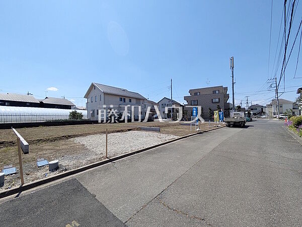 接道状況および現場風景　【日野市石田1丁目】 前面道路幅も約6mあるので、全体としての見通しがよく、すれ違いや車を出し入れする際も安心です。