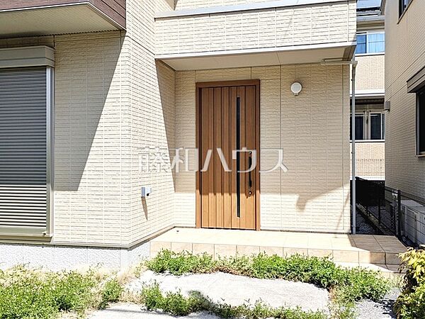 玄関　【小金井市東町1丁目】玄関前は家の「顔」です。綺麗な植栽が家と街並みに暖かい色を添えます。