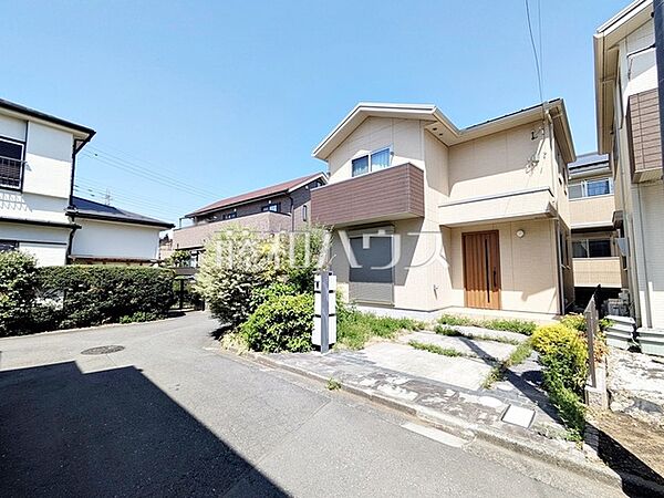 接道状況および現場風景　【小金井市東町1丁目】周囲に高い建物のないエリアのため、空が大きく感じます。