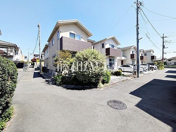 接道状況および現場風景　【小金井市東町1丁目】充実した新たな生活を、「あったらいいな」がある、この地から始めてみませんか？鮮やかな青空と暮らすこの土地で・・・。