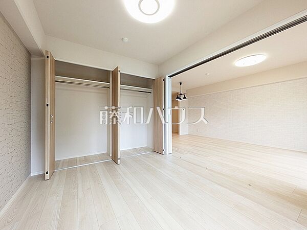 リビングと隣接した居室の間仕切りは、シーンに合わせて引き戸を開放し、一つの大きな空間にできる仕様です。 　【ルジェンテ・リベル志木弐番館】