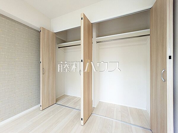 リビングに併設された収納スペースには、洋服、家具家電やちょっとした小物などがスッキリ収納できます。 　【ルジェンテ・リベル志木弐番館】