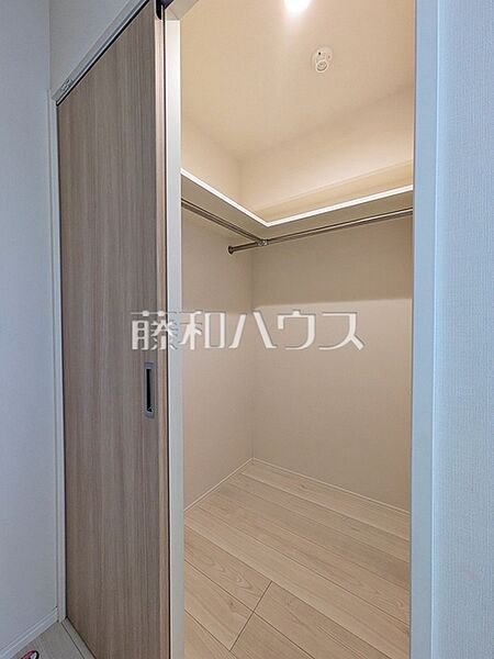 ウォークインクローゼット　【ルジェンテ・リベル志木弐番館】