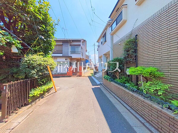 接道状況および現場風景　【朝霞市宮戸2丁目】 お住まい探しは、家の良し悪しだけでなく周辺環境も重要なポイントです。ぜひ一度お客様の目でご覧ください。　