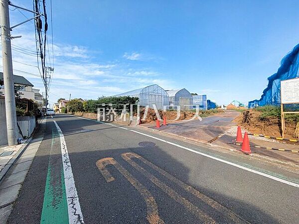 接道状況および現場風景　【東村山市恩多町1丁目】  平日のご案内も可能です。まずはお気軽にお問合せ下さいませ。