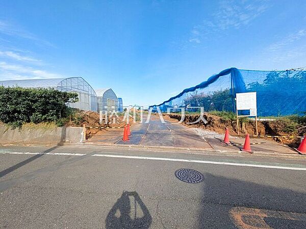 接道状況および現場風景　【東村山市恩多町1丁目】 周辺環境はもちろん日当たりや設備仕様など実際に行ってみないと分からないことも多くございます。営業担当がご案内いたしますのでお気軽にお問い合わせください