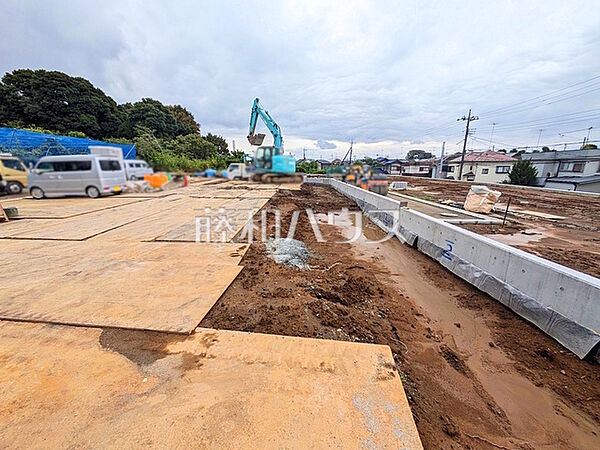 現場風景　区画内にお住まいの方しか通行しない道路の為、プライバシー・防犯面も安心できます。　【東村山市恩多町1丁目】