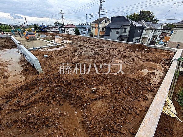 現場風景　運転、駐車が苦手な方にも嬉しい前面道路約5m！　【東村山市恩多町1丁目】