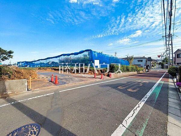 接道状況および現場風景　【東村山市恩多町1丁目】  建物のプレゼンをさせていただきますので、実際の完成イメージを思い描いていただくことができます。お気軽にお問合せ下さい