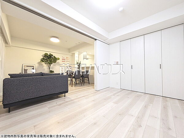 居室　【ベルジュール三鷹】リビング隣の居室は憩いの場としても、引き戸を開けてリビングの延長としても使えます。　