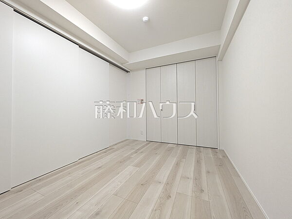 居室　【ベルジュール三鷹】木目が美しいウッディなフローリングの居室は、穏やかで心安らぐ空間となるでしょう。　