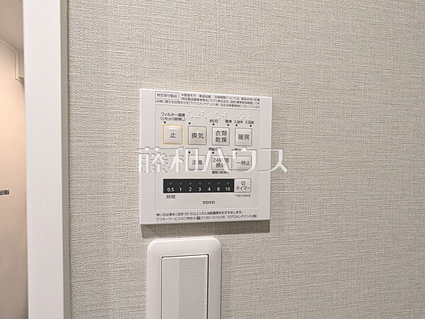浴室乾燥機リモコン　【ベルジュール三鷹】 雨の日の強い味方！浴室換気乾燥機付きユニットバスで洗濯物が乾かせます。　