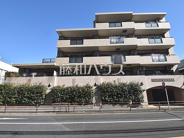 外観　【ベルジュール三鷹】ペットと暮らす生活。一緒にお散歩へ行く時間が何より癒しのひと時となります。（細則有）