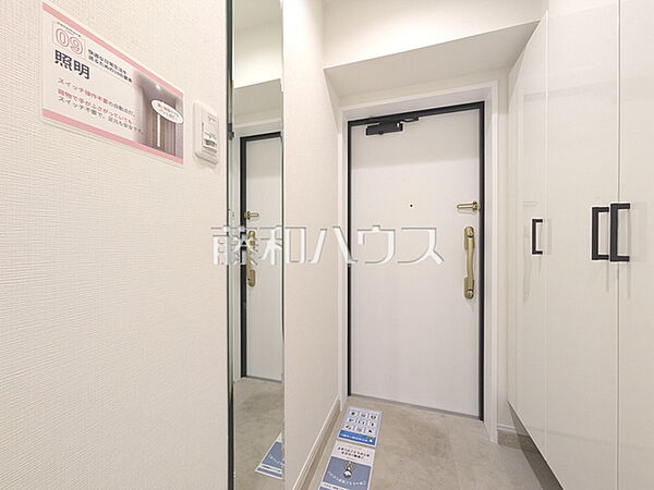 玄関ホール／玄関収納　【ベルジュール三鷹】玄関には姿見がございます。身だしなみを最終チェックをして出掛けましょう！　