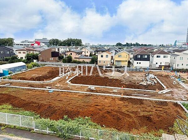 接道状況および現場風景　 我が家に合った暮らしを追及できるフリープランの分譲地です。ぜひ皆様の「こんな家に住みたい！」をお聞かせ下さい。 【小平市花小金井3丁目】