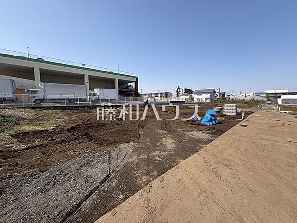 接道状況および現場風景　藤和ハウスが提携している信頼できる建築会社のご紹介も可能です！注文住宅を建てたいけど、まだ建築会社が決まっていない方などお気軽にご相談下さい。【小平市花小金井3丁目】